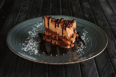 Kabarık çikolatalı kek ve sufle parça