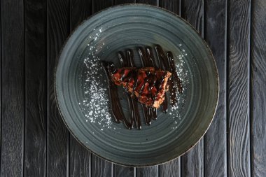 Kabarık çikolatalı kek ve sufle parçası. Üstten Görünüm.