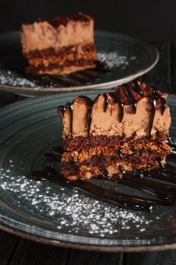 İki adet sufle ile kabarık çikolatalı kek