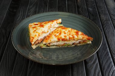 Club sandviç tavuk fileto, salatalık turşusu, salata ve eritilmiş peynir ile