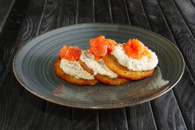 Somon ve mozzarella ile patates pancakes