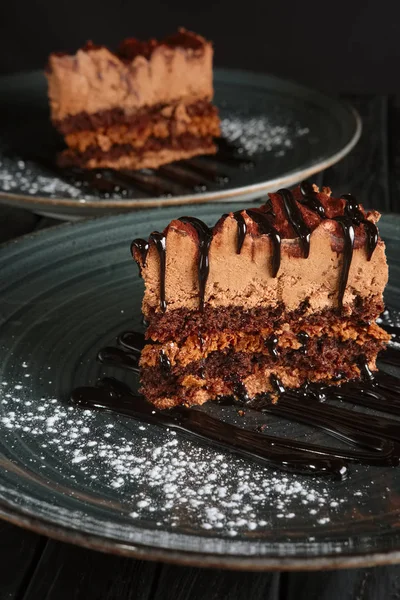 İki adet sufle ile kabarık çikolatalı kek