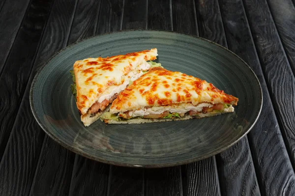 Club sandviç tavuk fileto, salatalık turşusu, salata ve eritilmiş peynir ile