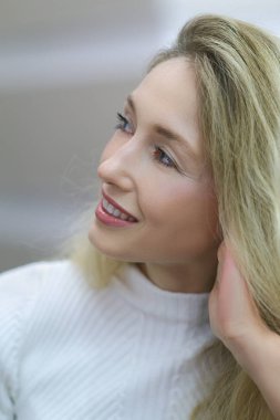 Dikkatle dinliyor kız yumuşak odak profil portresi 