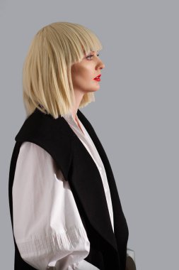 Beyaz peruk, uzun gömlek ve kürk ceket güzel manken