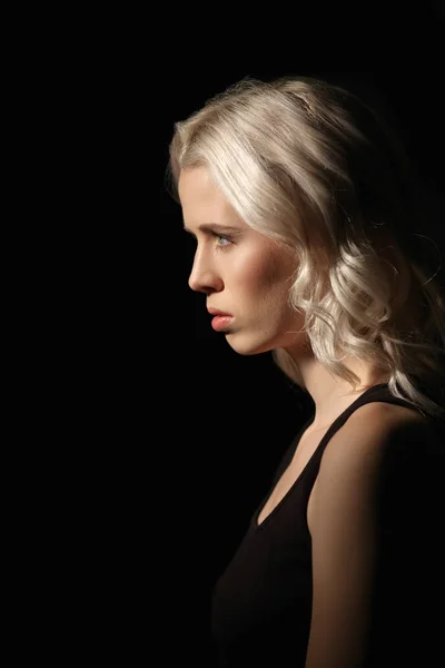 Спокійна дівчина з білим волоссям і натуральним макіяжем на темному тлі — стокове фото