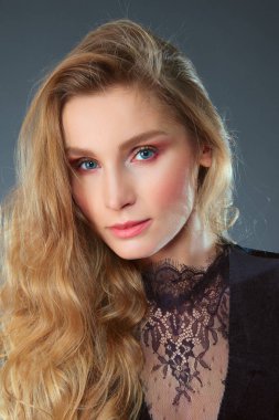 Uzun kıvırcık saçlı güzel Bayan