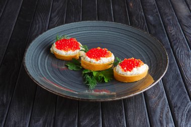 Meze Resepsiyon için. Baget, ekmek ve tereyağı ricotta ve somon havyar ile