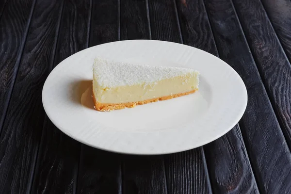 Tarta de queso clásica en el plato — Foto de Stock