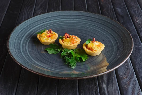 Appetizer for reception. Tartlet with bacon, melted cheese and mushroom — Stock Image Appetizer for reception. Tartlet with bacon, melted cheese and mushroom Stock Image