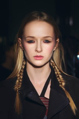 Pigtails sert ve giyen Eski püskü kat seyir saç ile hippi kız portresi kapatın
