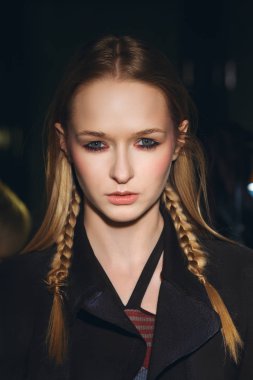 Pigtails sert ve giyen Eski püskü kat seyir saç ile hippi kız portresi kapatın