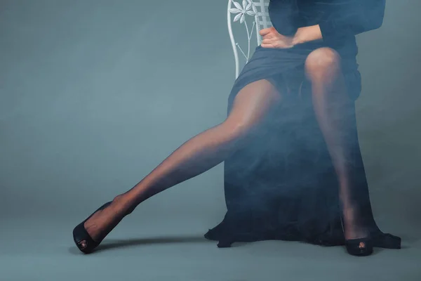 Güzel kadın bacakları uzun kadife elbise ile derin kesik. — Stok fotoğraf