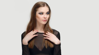 Yaratıcı makyaj ile sürpriz kız gözleri parıldıyor. 