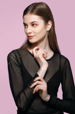 Reklam kavramı. Gogreous, büyüleyici, portre sağlıklı pürüzsüz bir cilt ile kız