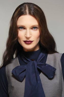 Çekici Bayan eşarp ile yay-düğüm bağlı. Taze sağlıklı cilt