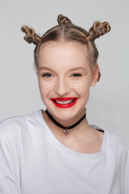 Reklam kavramı. Sağlıklı pürüzsüz bir cilt ile son derece mutlu ve gülen kız