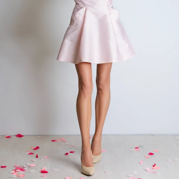 Parfait slim longues jambes féminines et robe rose — Photo