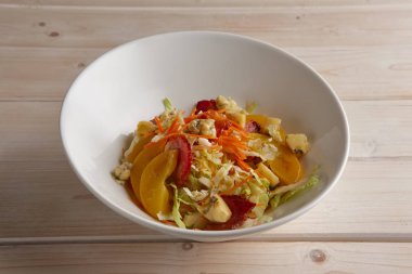 Pastırma, lahana, domates ve mavi peynir salata bölümünü 