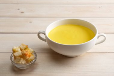 Tavuk çorbası püre beyaz ekmek fişleri ile