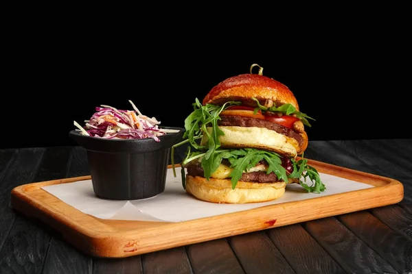 Kırmızı lahana salatası ile büyük burger