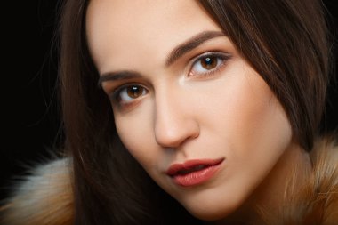 Doğal makyaj kabarık kürk ceket ile güzel kız closeup portresi