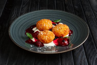 syrniki, lor gözleme kiraz ve Ahududu reçeli nane yaprakları ile süslenmiş