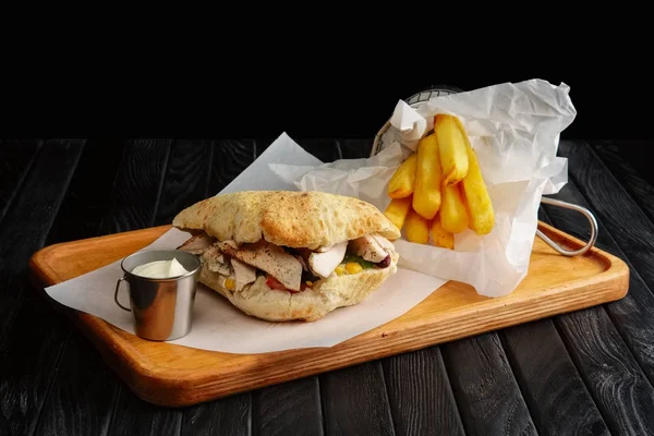 Pide et, sebze ve kızarmış patates metal sepet ve sos ile