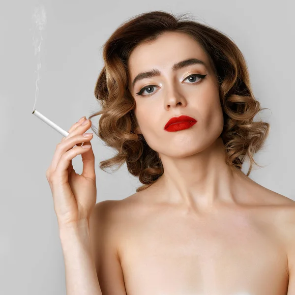 Menina bonita wth um cigarro. Conceito . — Fotografia de Stock
