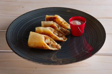 Jambon, pastırma ve Barbekü sos ile ince krep