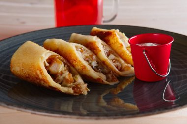 Jambon, pastırma ve Barbekü sos ile ince krep