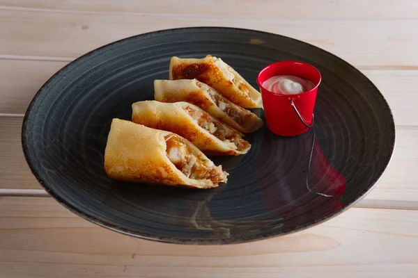 Jambon, pastırma ve Barbekü sos ile ince krep