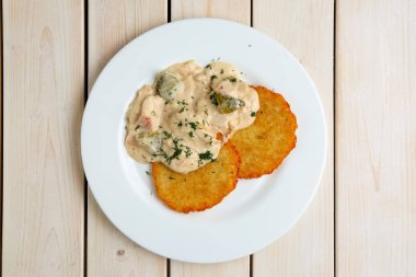 Patates gözlemesi un sos ve salatalık turşusu ve sosis ile