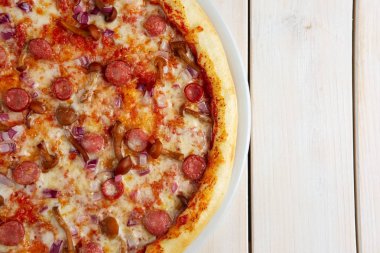 Pizza sosis ve bal agaric ile Üstten Görünüm
