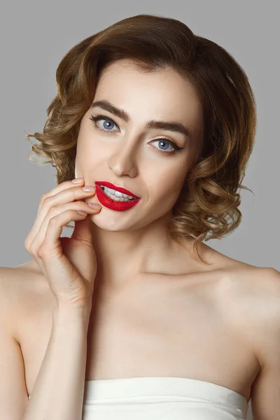 Porträt der schönen Dame mit leichtem Make-up, das ihre Lippe berührt — Stockfoto