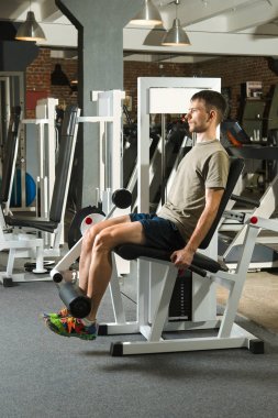 Atheletic adam salıncak karın kasları spor salonunda