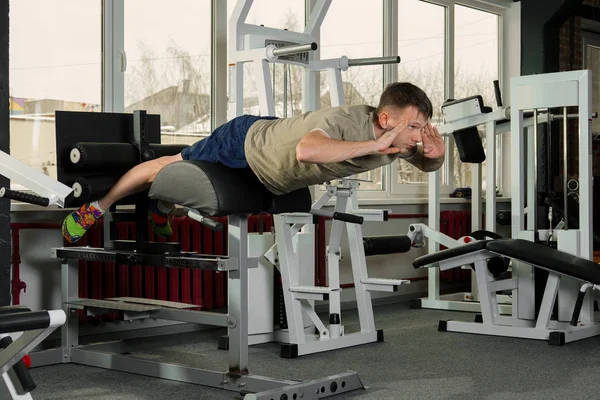 Sportsman gör crunches i gymmet — Stockfoto