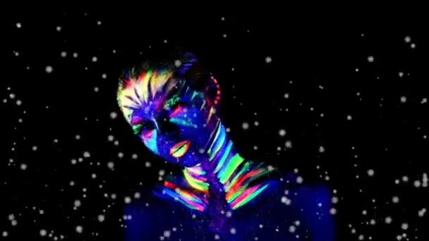 Fata Neon Face Lumină Ultravioletă Fata Machiaj Psihedelic Creativ Fluorescent — Videoclip de stoc