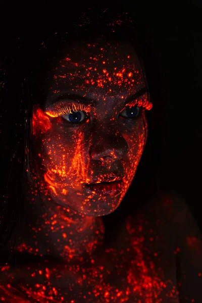 Портрет красивої дівчини з ультрафіолетовою фарбою на її обличчі. G-подібні — стокове фото
