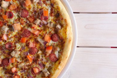 Pizza sosis, jambon, domates, kabak ve kırmızı biber ile