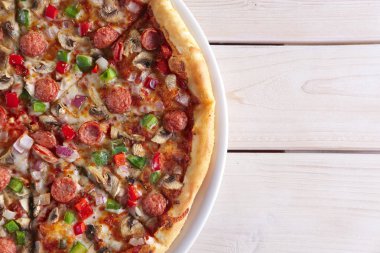 Pizza sosis, jambon, domates, kabak ve kırmızı biber ile