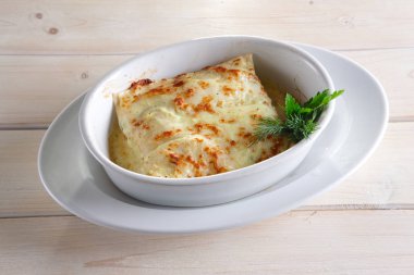 İnce krep doldurma ile erimiş peynirli fırında pişmiş