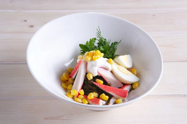 Salad dengan kale laut, daging kepiting, telur, jagung dan mayones — Stok Foto