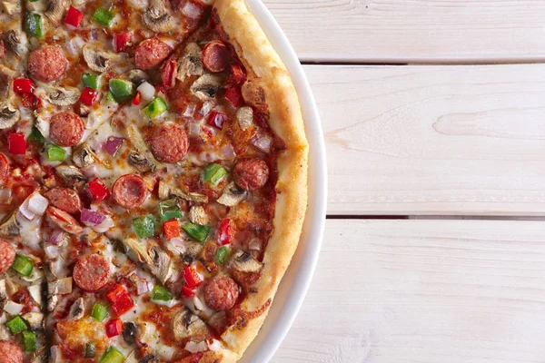 Pizza with sausage, ham, tomato, zucchini and paprika — Stock Photo, Image