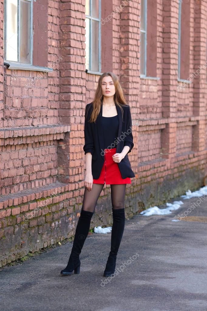 Street fashion urban style. Ragazza in giacca t shirt gonna