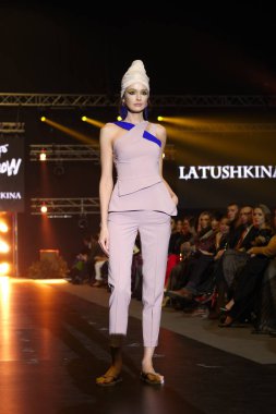 30 Mart 2018, Falcone Club, Minsk, Beyaz Rusya: pantolon ve bluz markalar moda gösterisi, Burma koleksiyonunda Latushkina tasarım tarafından yapılan moda model