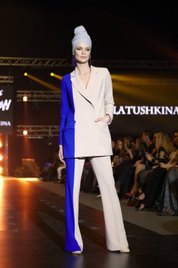 30 Mart 2018, Falcone Club, Minsk, Beyaz Rusya: pantolon ve bluz markalar moda gösterisi, Burma koleksiyonunda Latushkina tasarım tarafından yapılan moda model