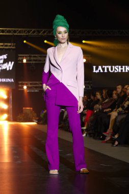 30 Mart 2018, Falcone Club, Minsk, Beyaz Rusya: pantolon ve bluz markalar moda gösterisi, Burma koleksiyonunda Latushkina tasarım tarafından yapılan moda model