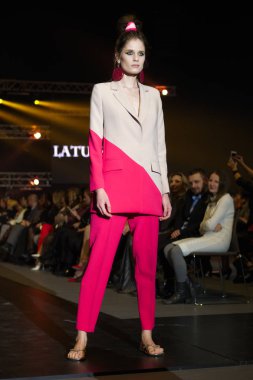 30 Mart 2018, Falcone Club, Minsk, Beyaz Rusya: pantolon ve bluz markalar moda gösterisi, Burma koleksiyonunda Latushkina tasarım tarafından yapılan moda model