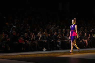 30 Mart 2018, Falcone Club, Minsk, Beyaz Rusya: Gündelik elbise markaları moda gösterisi, Burma koleksiyonunda Latushkina tasarım tarafından yapılan moda modeli